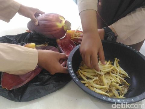 Tiga siswi ini membuat teh dari bunga jantung pisang Foto: Imam Wahyudiyanta